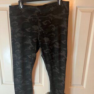 NWT Fabletics Black Camo 27" Leggings Size XL